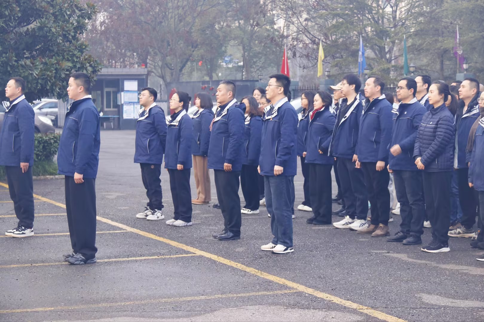 晨光映旗起新篇，凝新奮進(jìn)新征程